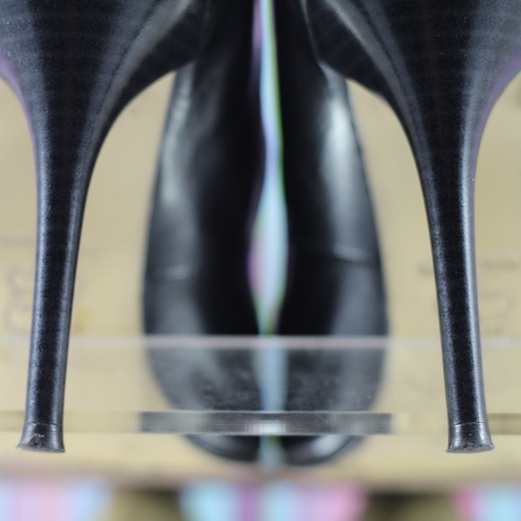 Bandolino Black Leather Heels - Picture 9 of 16